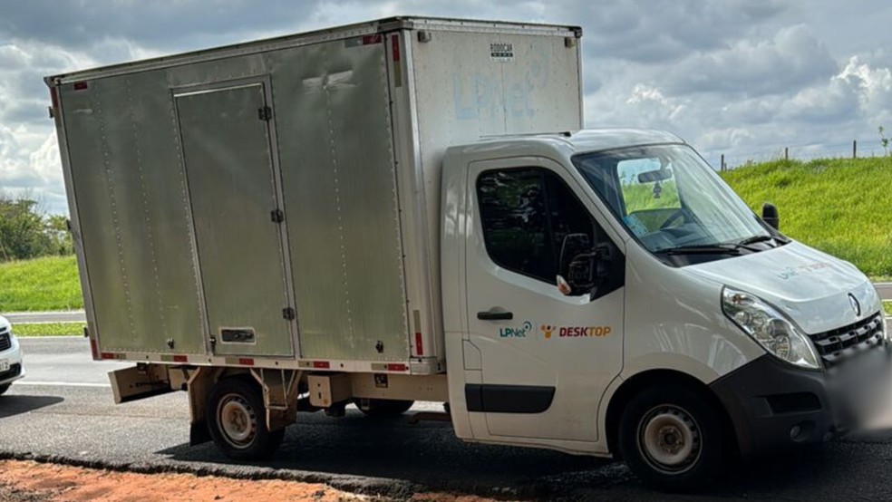Caminhão usado por assaltantes foi abandonado na rodovia em Rio Preto (SP) — Foto: Arquivo pessoal