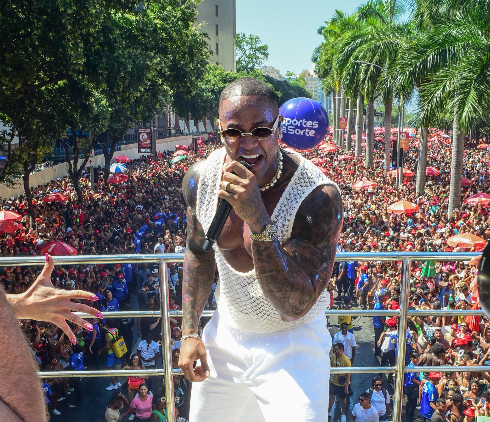 Léo Santana canta em Megabloco no Centro do Rio em desfile acompanhado por sósia: ‘já tirei muitas fotos’