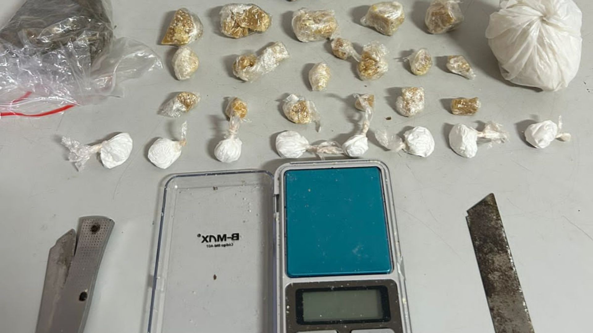 Polícia cerca quarteirão após fuga por telhados e prende traficante escondido em banheiro de casa em MG