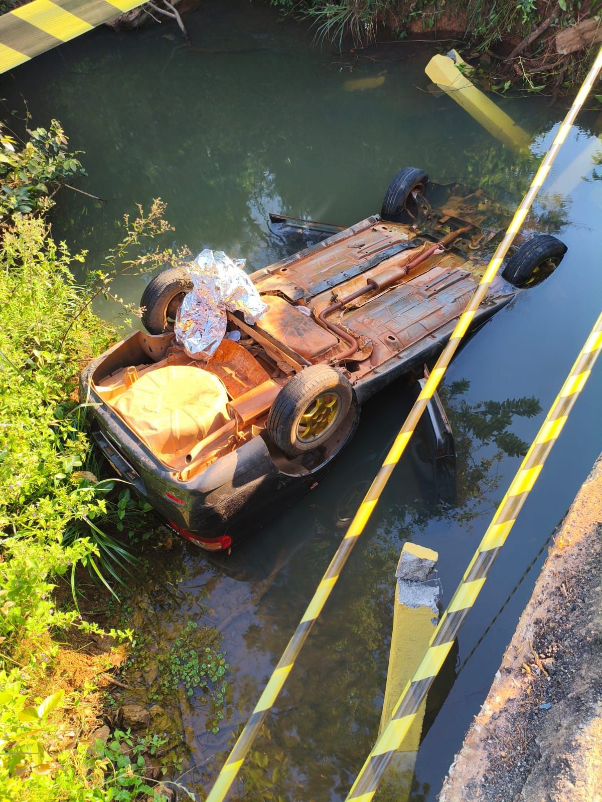 Homem morre após carro capotar e cair em córrego na zona rural de Pitangui