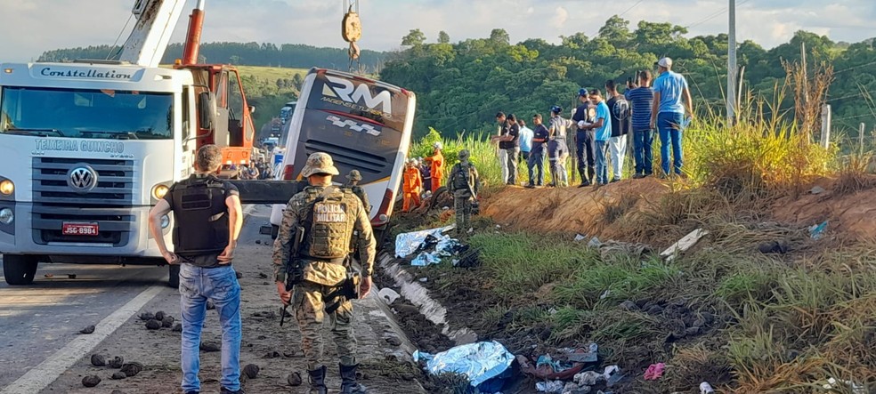 Oito pessoas morrem e 23 ficam feridas após ônibus de turismo tombar em rodovia do extremo sul da Bahia — Foto: Lenio Cidreira/ Liberdade News