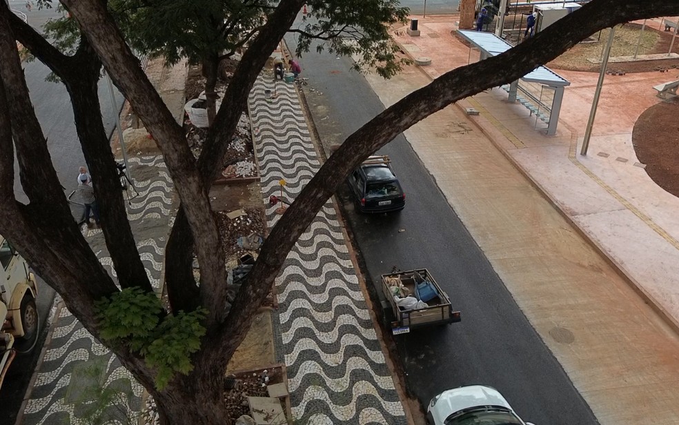 Calçada de pedras de mosaico português no quarteirão da avenida Nove de Julho — Foto: Foto: Marcelo Moraes