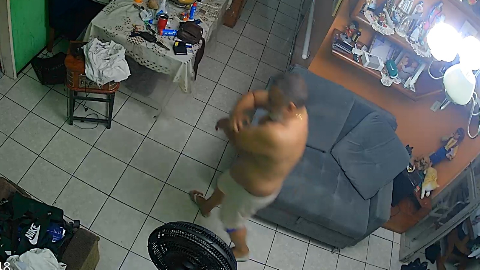 Homem agride mulher e machuca a si mesmo para forjar legítima defesa; vídeo