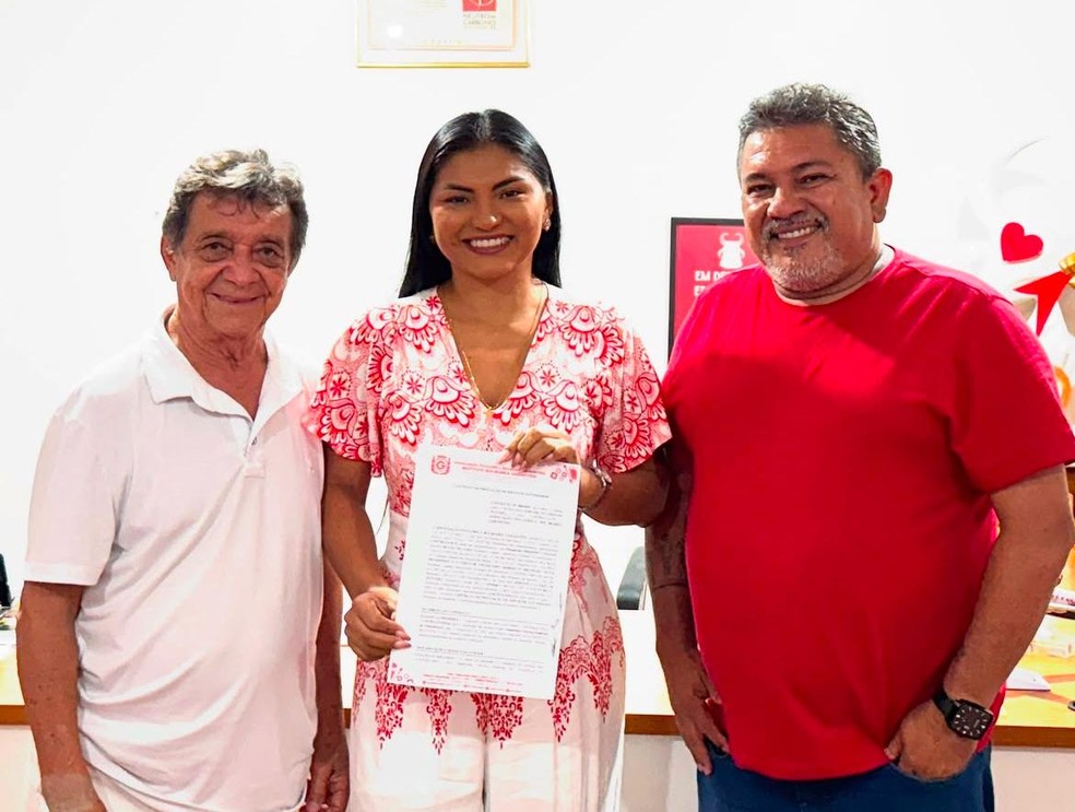 Edilene Tavares entrega cargo de Rainha do Folclore do Garantido. — Foto: Reprodução/Redes Sociais