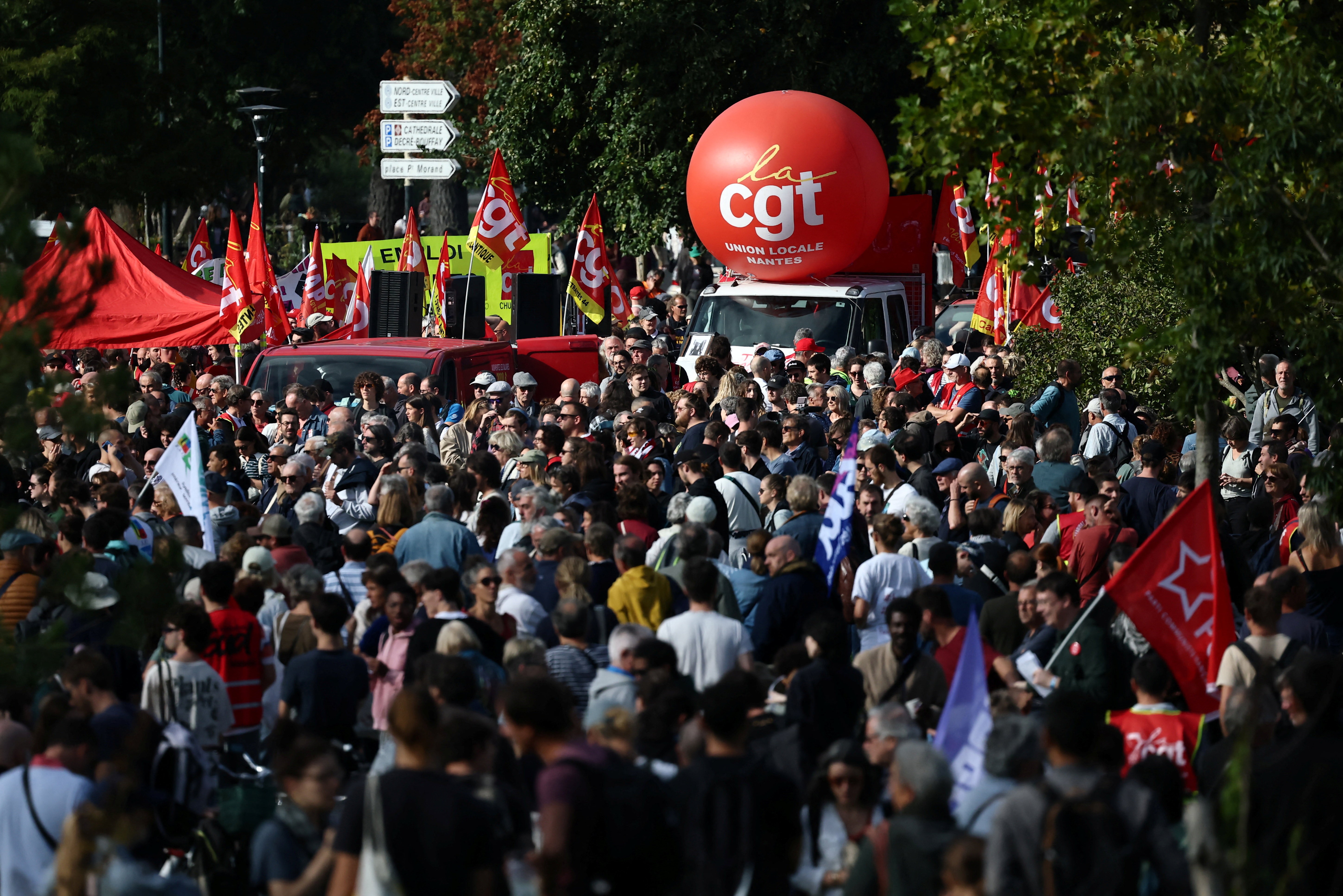 França tem nova onda de protestos contra cortes no orçamento
