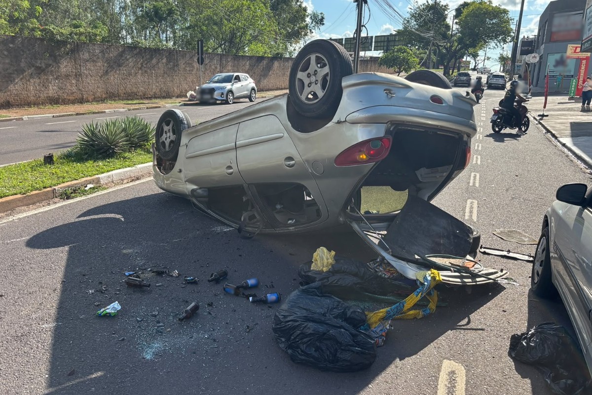 Carro capota e fica com as rodas para cima após motorista perder o controle em Presidente Prudente