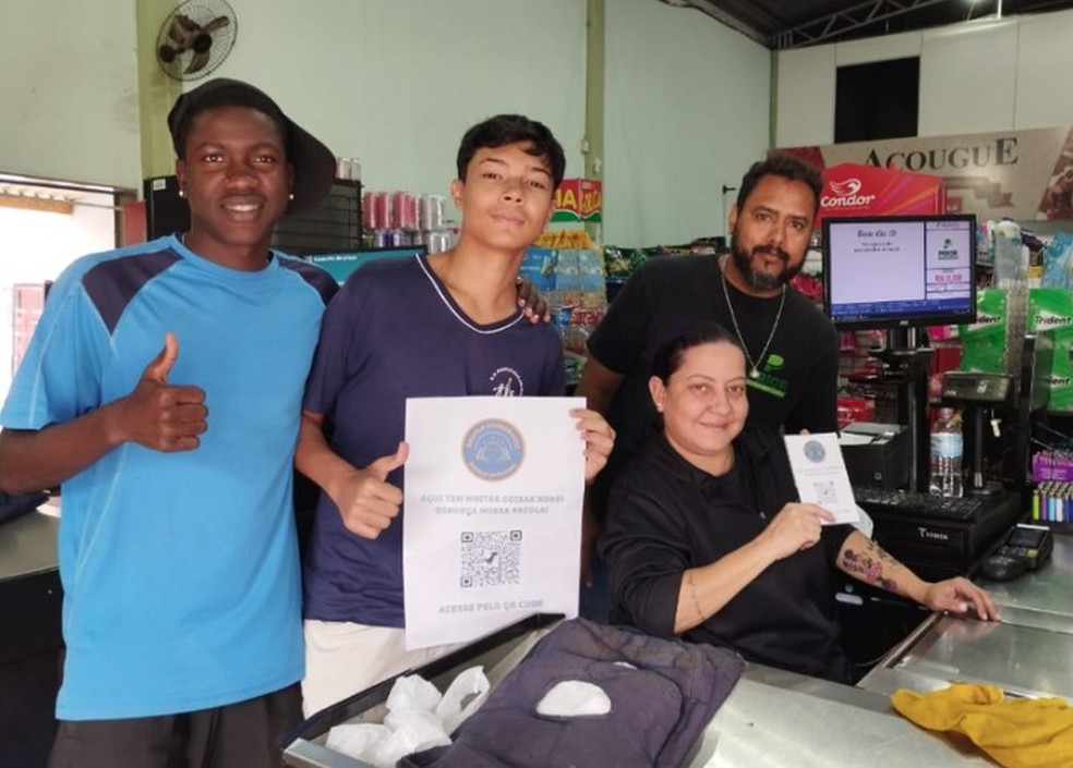 Alunos distribuíram diversos QR Codes em diferentes pontos e comércios da comunidade — Foto: Arquivo pessoal