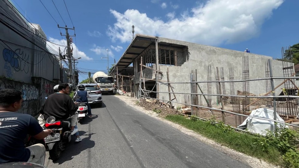 As estreitas estradas de Canggu, no sudoeste de Bali, que atravessavam campos de arroz, agora estão repletas de construções — Foto: Ade Mardiyati via BBC