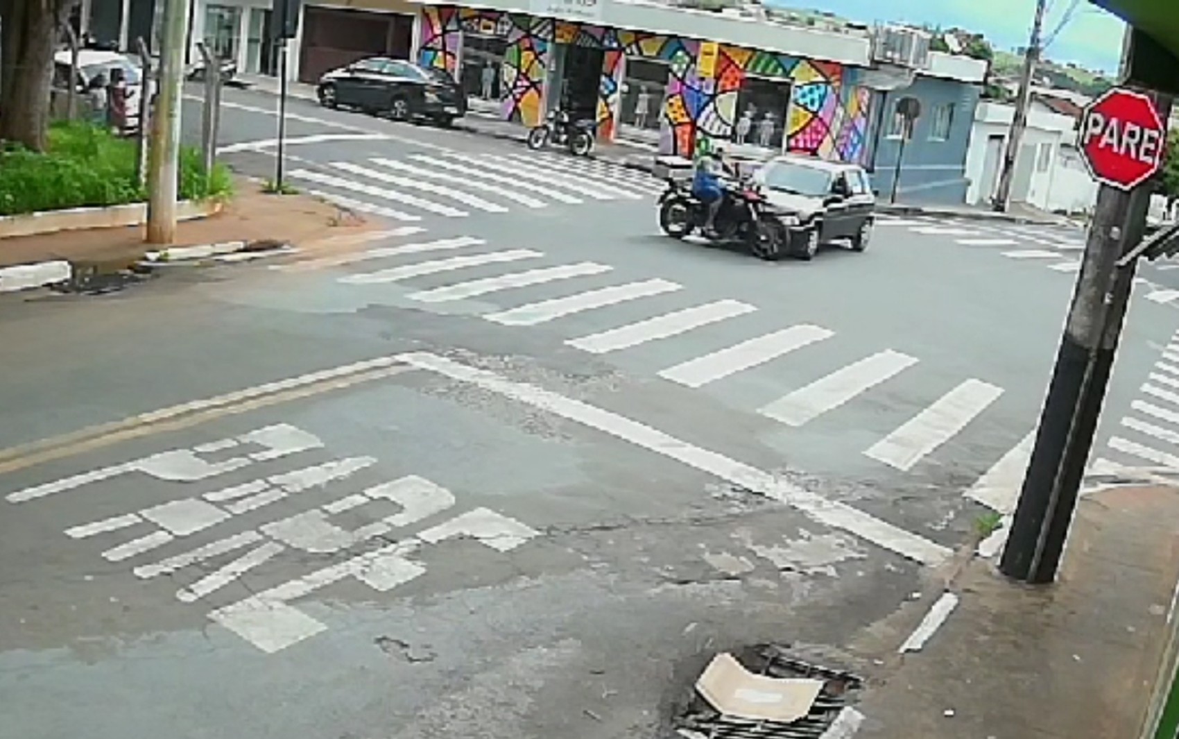 VÍDEO: Mãe e filha são atropeladas após moto bater contra carro em cruzamento, em MG