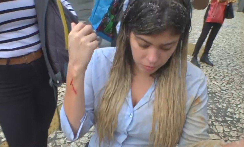 Funcionária do SAC teve corte no braço e ficou suja de lama — Foto: Reprodução/TV Bahia