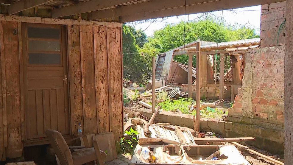 Casas afetadas pela enchente na Região das Ilhas, em Porto Alegre — Foto: Reprodução/RBS TV