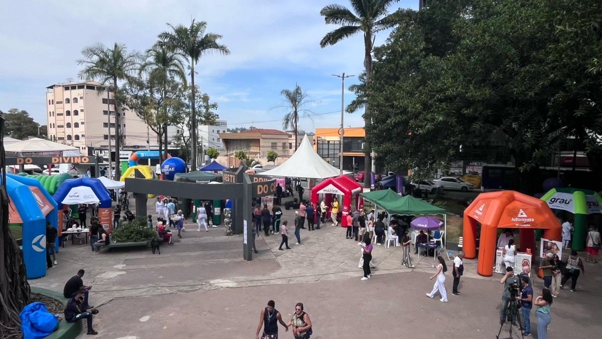 Praça da Catedral em Divinópolis recebe a 9ª edição do Integração no Bairro com paródias, fanfarra e show da Banda Dias de Truta