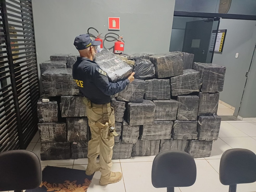 Mais de 2 toneladas de maconha estavam no veículo, segundo a PRF — Foto: Polícia Rodoviária Federal