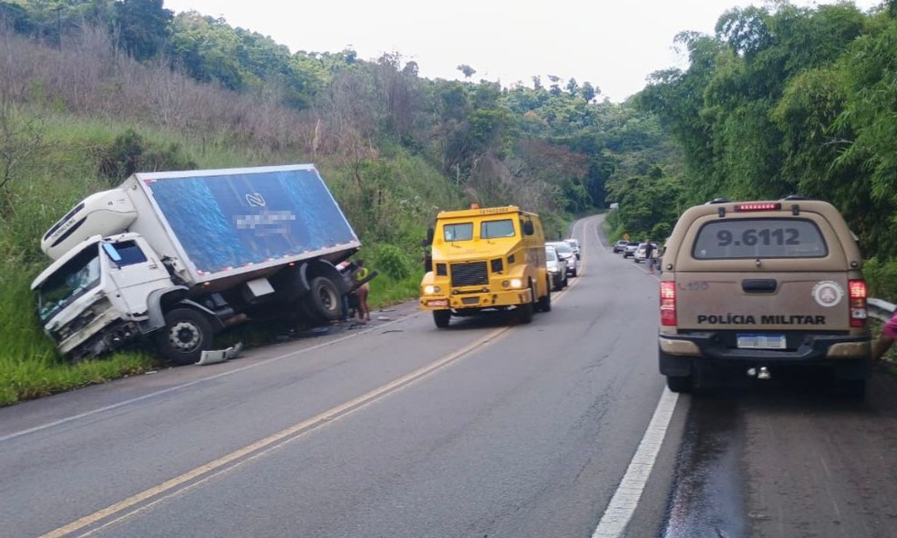 Batida com caminhão matou três pessoas da mesma família e deixa carro retorcido na Bahia — Foto: Ubatã Notícias
