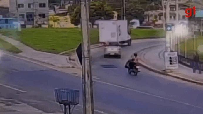 VÍDEO: Carro roubado capota após perseguição policial em Teófilo Otoni