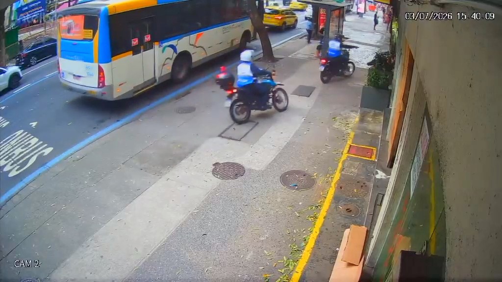 VÍDEO: perseguição em Copacabana tem moto invadindo calçada; homem é preso após perder a direção 