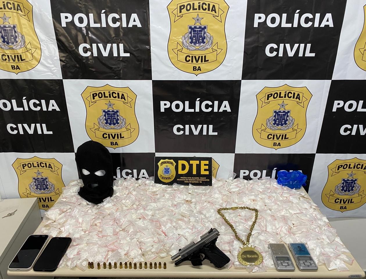 Homem é preso em flagrante com 1,5 mil porções de cocaína em bairro de Feira de Santana