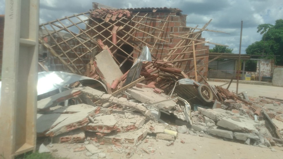 Carreta desgovernada destrói casa de show em Carnaubais — Foto: Focoelho