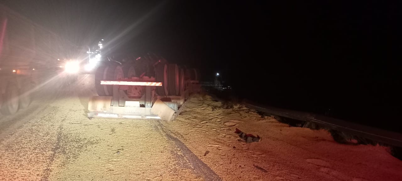 Criança morre e casal fica ferido após caminhão carregado de soja tombar na BR-010, no Pará