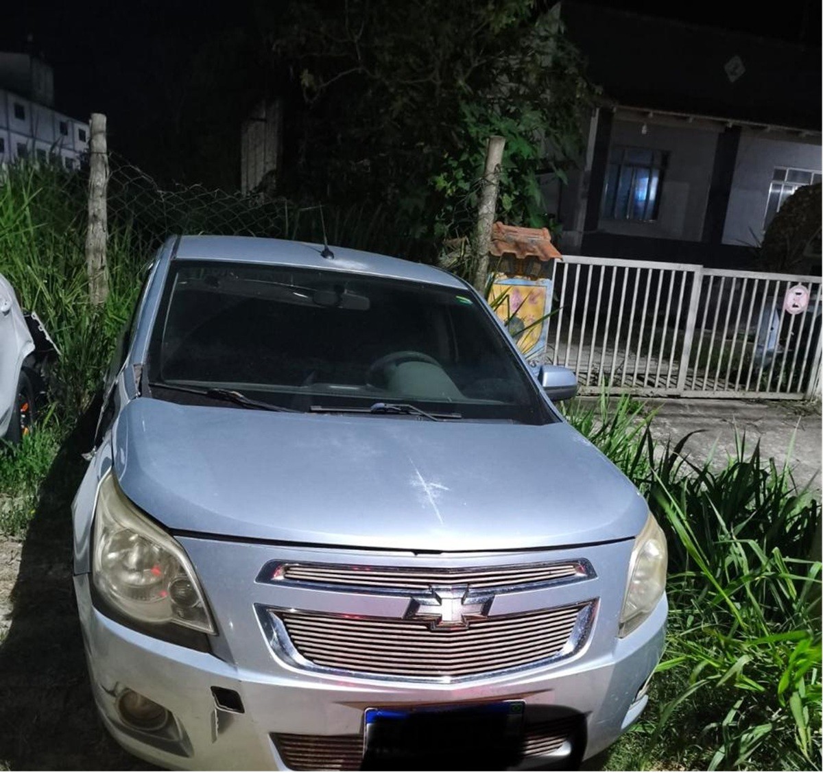 Perseguição após roubo em Cabo Frio termina com carro batendo em poste na orla de São Pedro da Aldeia