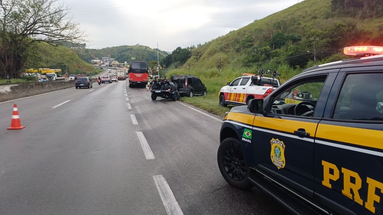 Queda de carga de granito provoca acidentes e interdita a Via Dutra, em Barra Mansa