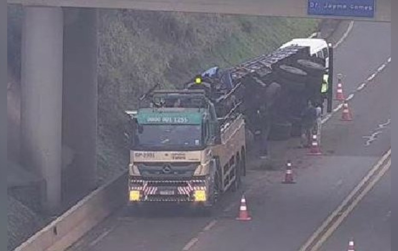 Carreta bate contra defensa metálica e cai de viaduto na SP-255 em Itaí