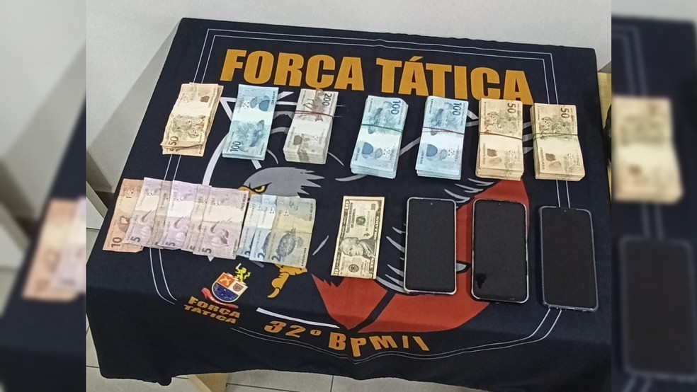 2 de 2
Policiais apreenderam mais de 300 kg de droga, mais de R$ 50 mil em dinheiro, 10 d&oacute;lares, tr&ecirc;s celulares e uma caminhonete em Assis (SP) &mdash; Foto: Pol&iacute;cia Militar Rodovi&aacute;ria