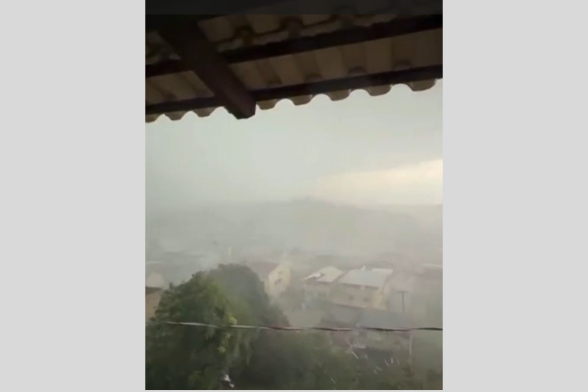 Temporal causa destelhamentos, alagamentos e interdita rua em Bom Jesus do Itabapoana