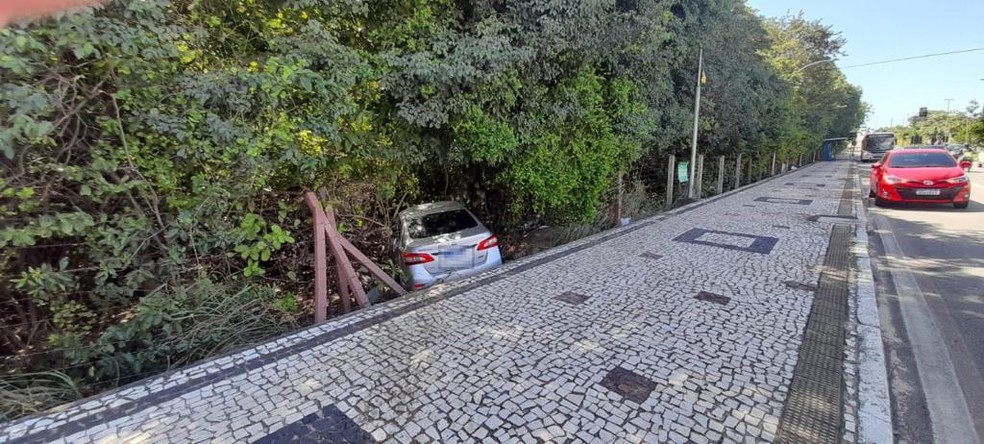 Carro parou após atravessar calçadão da Avenida Roberto Freire, em Natal — Foto: Vanessa Camilo/Inter TV Cabugi