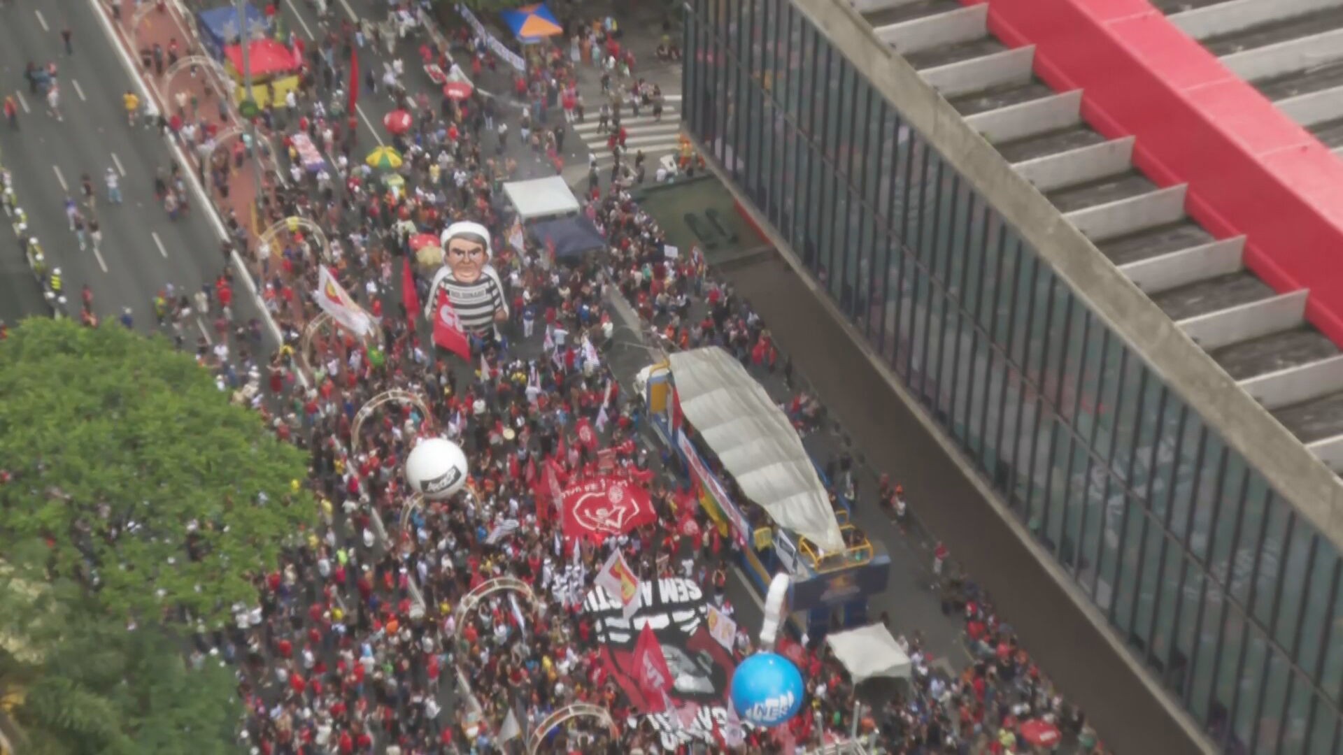 Manifestantes protestam contra o PL da Dosimetria na Avenida Paulista