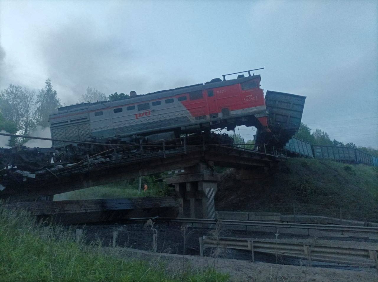 Duas pontes desabam em menos de 24 horas durante passagem de trens na Rússia; 7 pessoas morreram