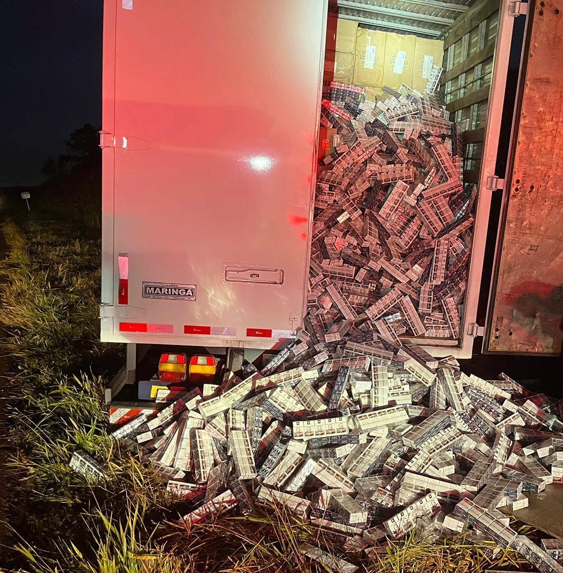 Motorista salta de caminhão em movimento e PRF descobre 175 mil maços de cigarros ilegais no veículo, em Cascavel
