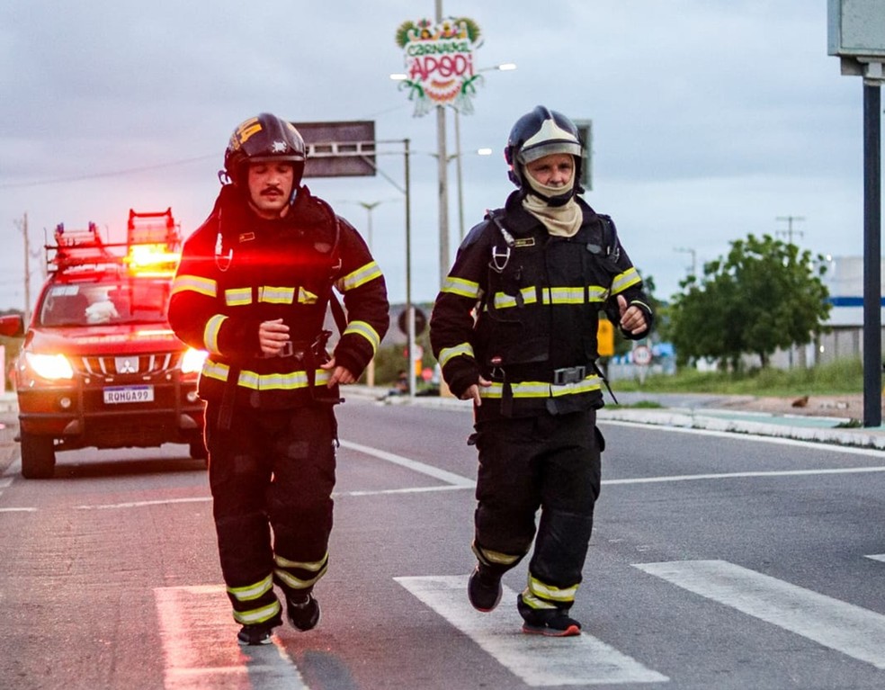 Bombeiros correm com equipamentos de combate a incêndio no interior do RN — Foto: Cedida