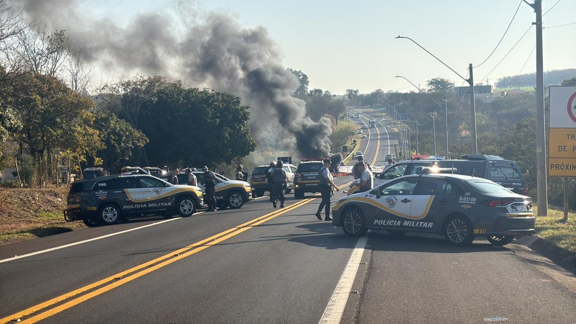 Grupo com faixas e cartazes bloqueia rodovia com fogo após morte de jovem no interior de SP