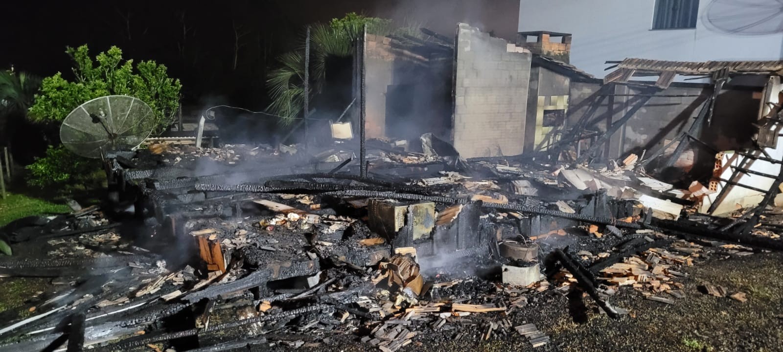 Idosa de 70 anos morre após incêndio atingir casa em Florianópolis