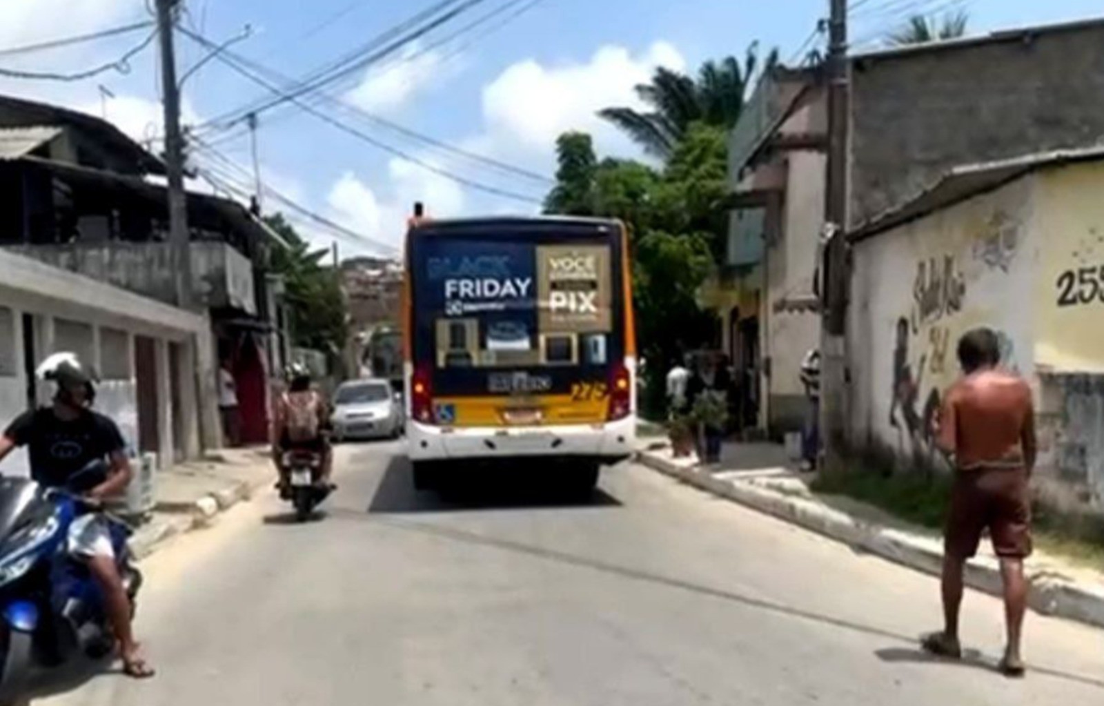 Jovem que pegava 'bigu' em ônibus em movimento morre após bater em poste e moradores apedrejam coletivo