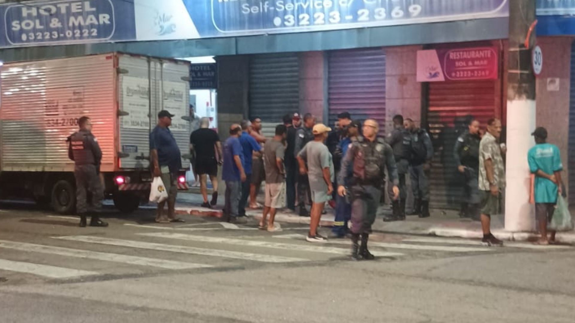 Policial penal atira em trabalhador do RJ durante discussão em bar de Vitória