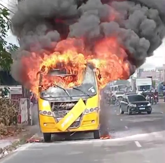 Micro-ônibus pega fogo em avenida na Zona Leste de Manaus; VÍDEO