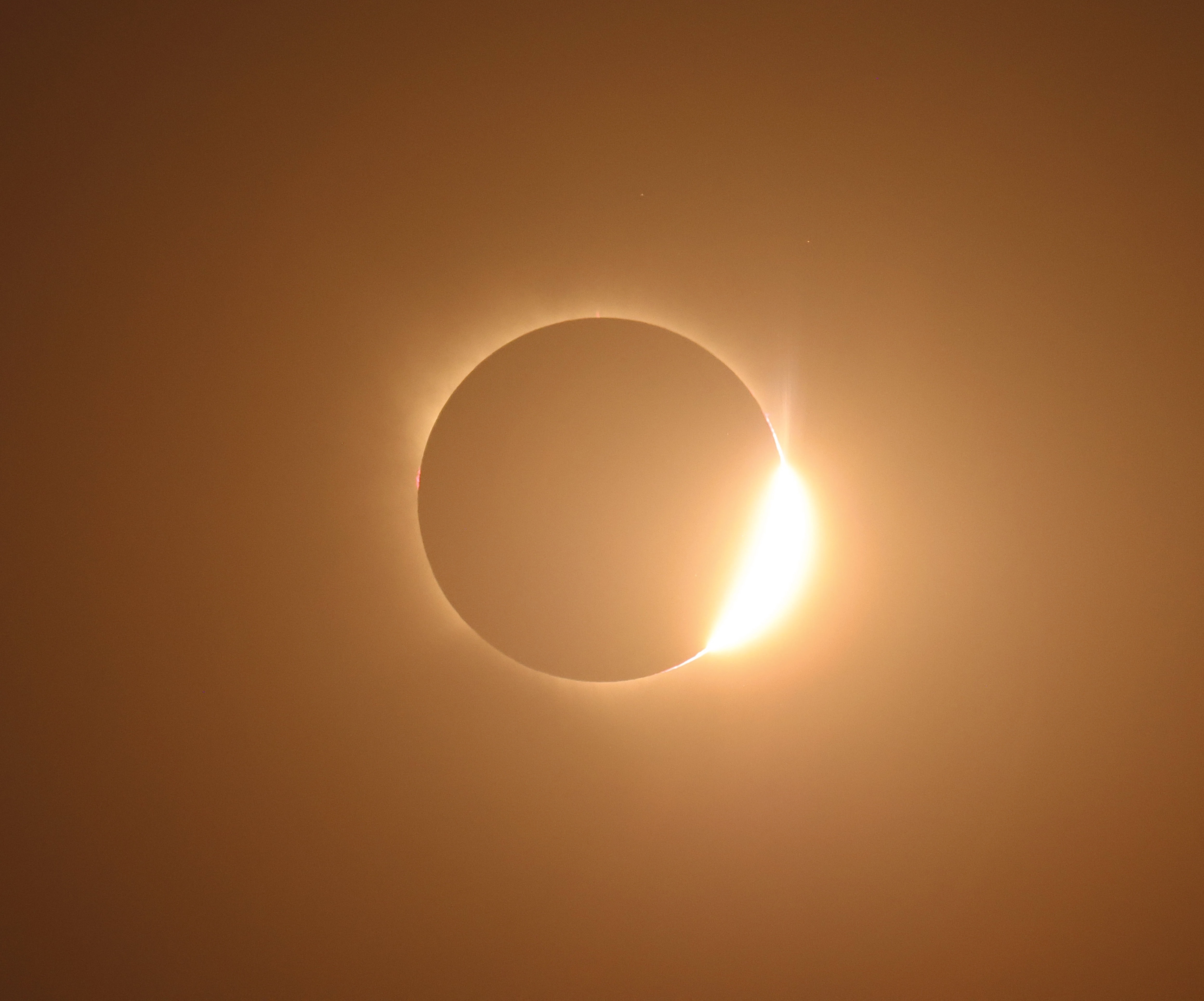 Fotógrafo brasileiro registra eclipse total na Espanha e flagra coroa solar e ‘anel de diamante’; veja IMAGENS