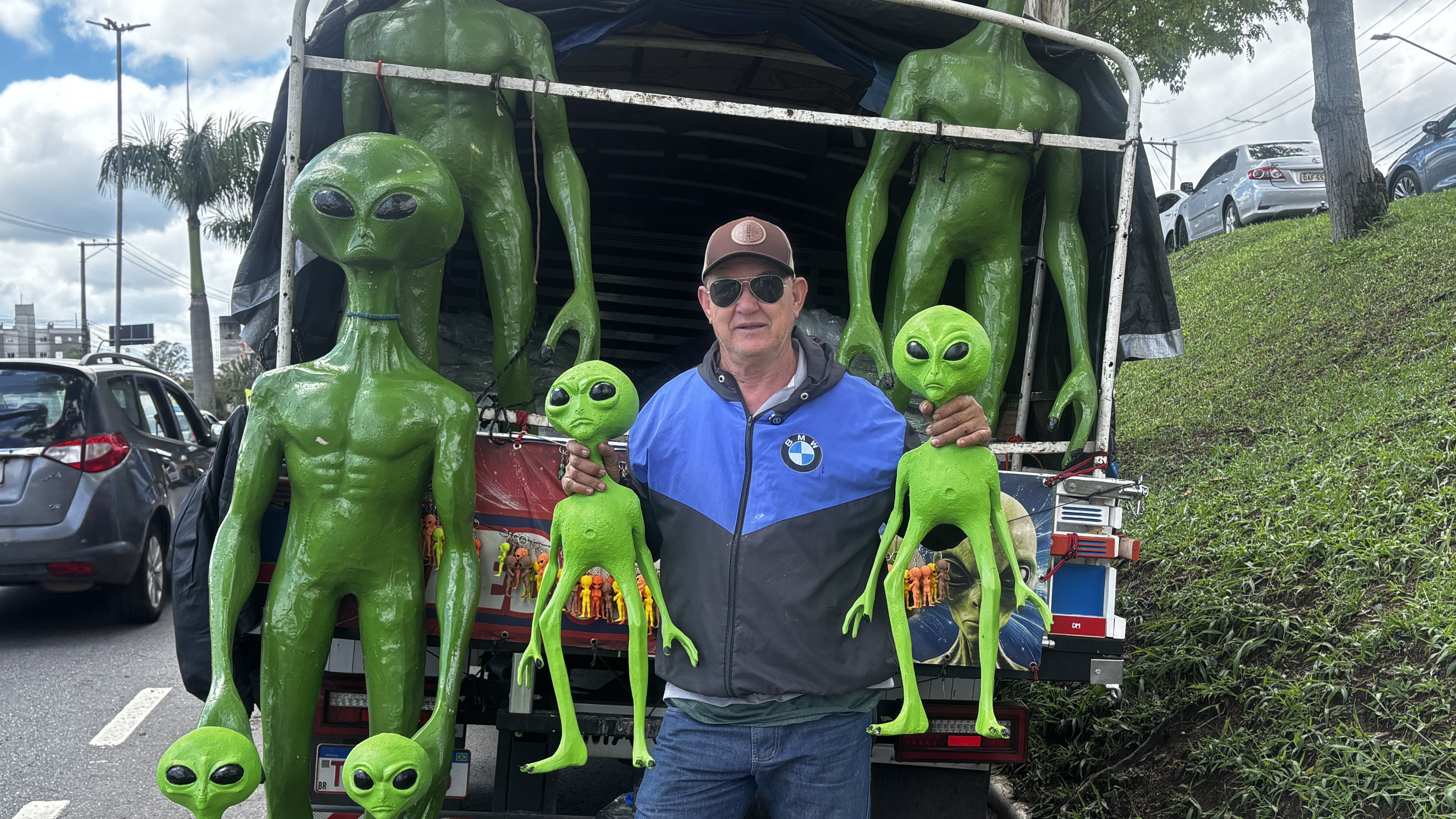 'Zé do ET’: artesão vende estátuas de extraterrestres que chegam a 2 metros de altura pelo Brasil