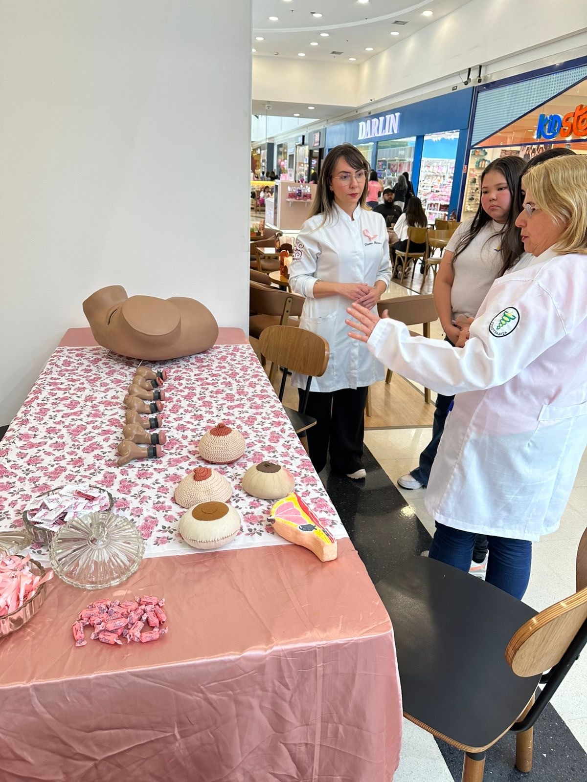 Alunos de Fisioterapia do Unipiaget realizam ação no Suzano Shopping
