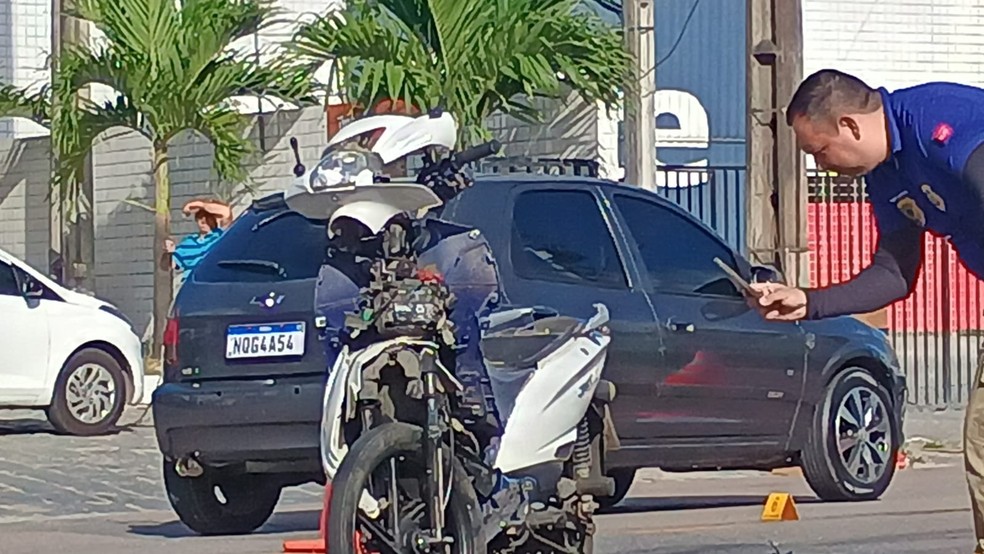 Polícia Civil investiga acidente envolvendo caminhonete que deixou motociclista morto em João Pessoa — Foto: Ewerton Correia/TV Cabo Branco