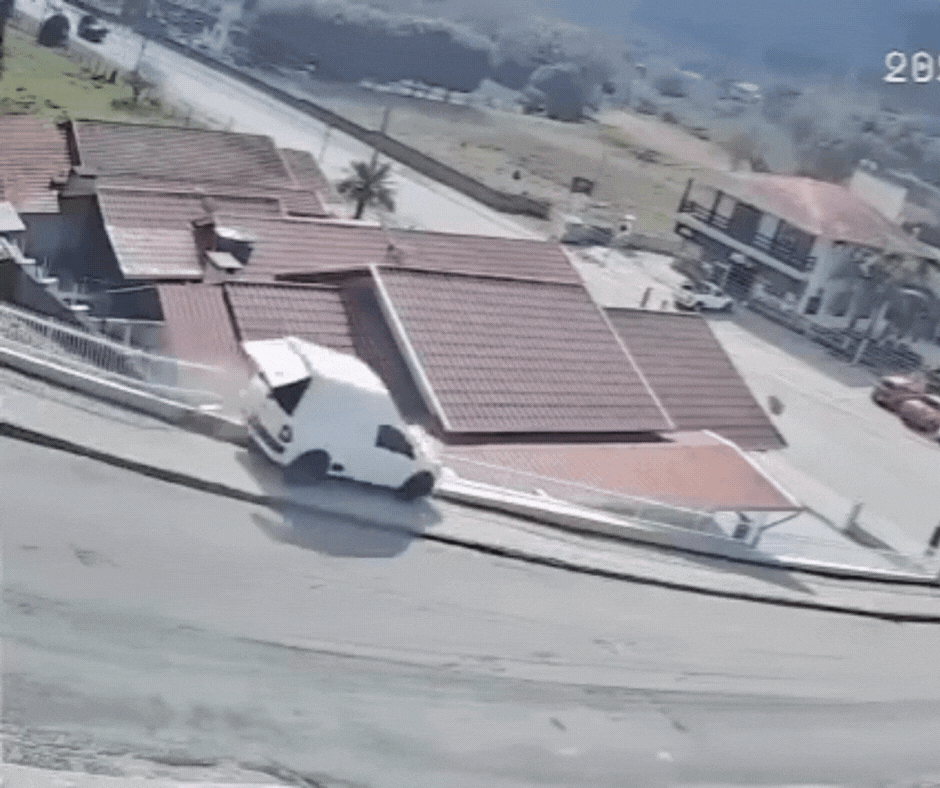 VÍDEO: carro desgovernado desce rua, destrói cerca e cai em cima de casa em SC