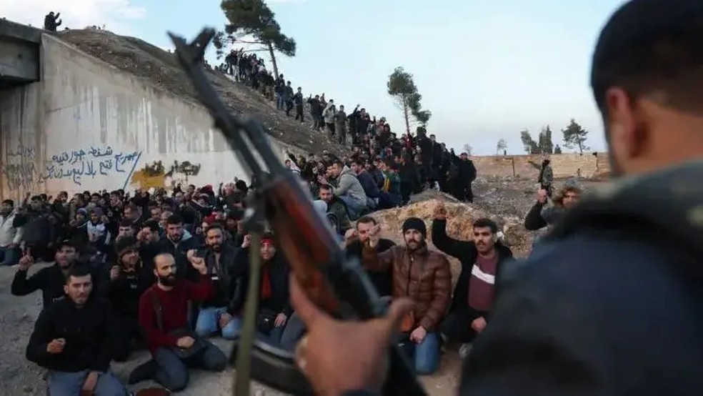 Os baixos salários foram um dos motivos que levaram os militares sírios a fugir — Foto: Getty Images/BBC
