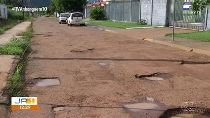 Moradores enfrentam ruas com buracos, mato alto e insegurança em setor de Palmas