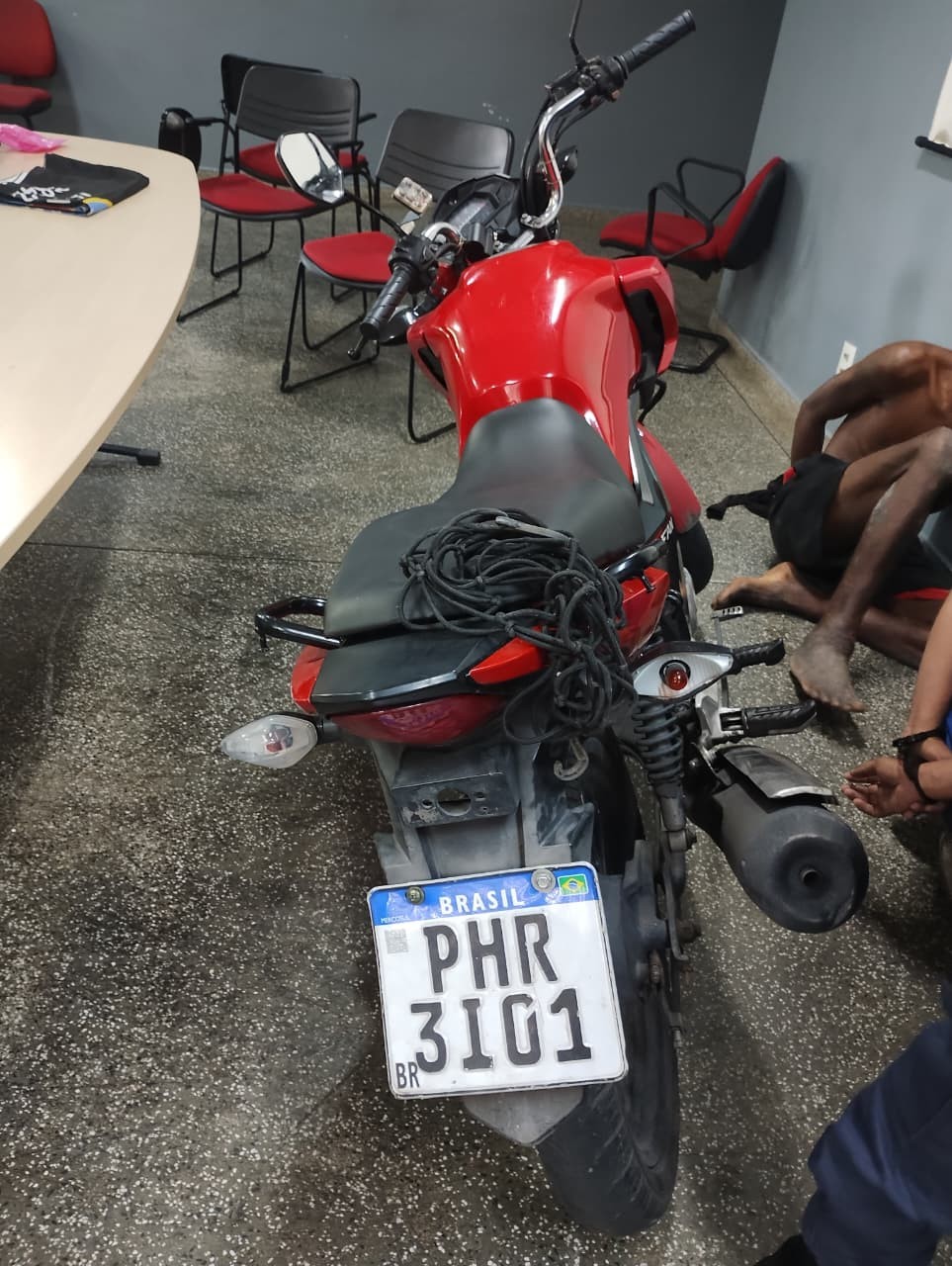 Três homens são presos suspeitos de assaltar floricultura e fazer reféns em Manaus