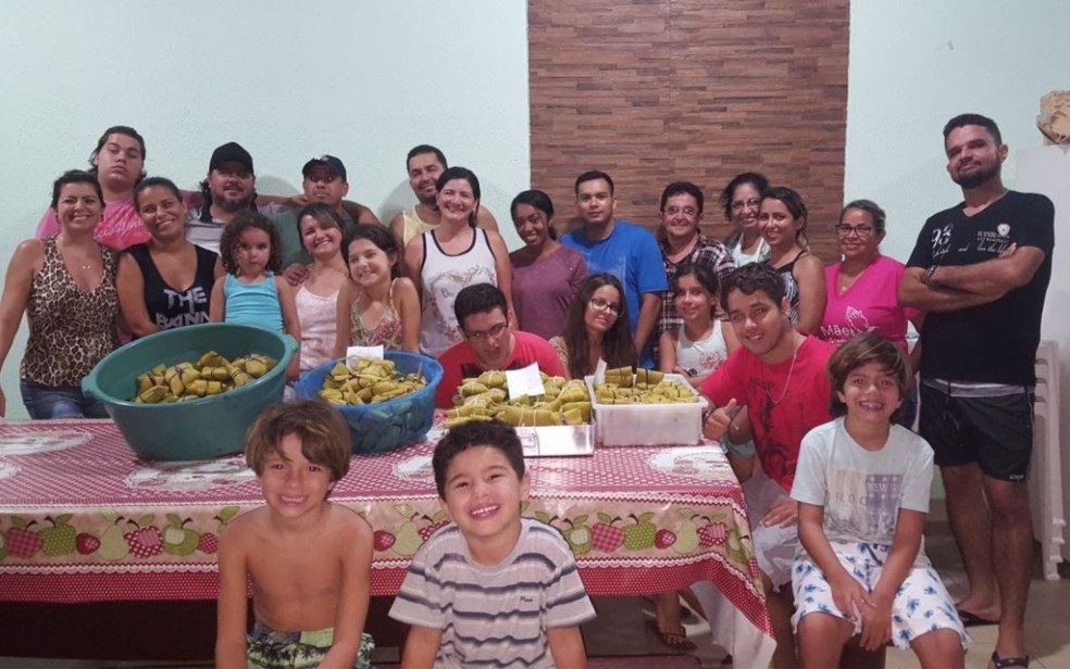Família de Vivi Vaz faz pamonhada em Goiânia, Goiás — Foto: Arquivo Pessoal/Vivi Vaz