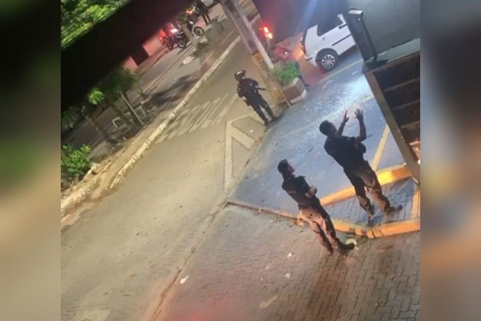 Homem atira na própria mulher e faz filha criança refém em farmácia de Fortaleza — Foto: Reprodução