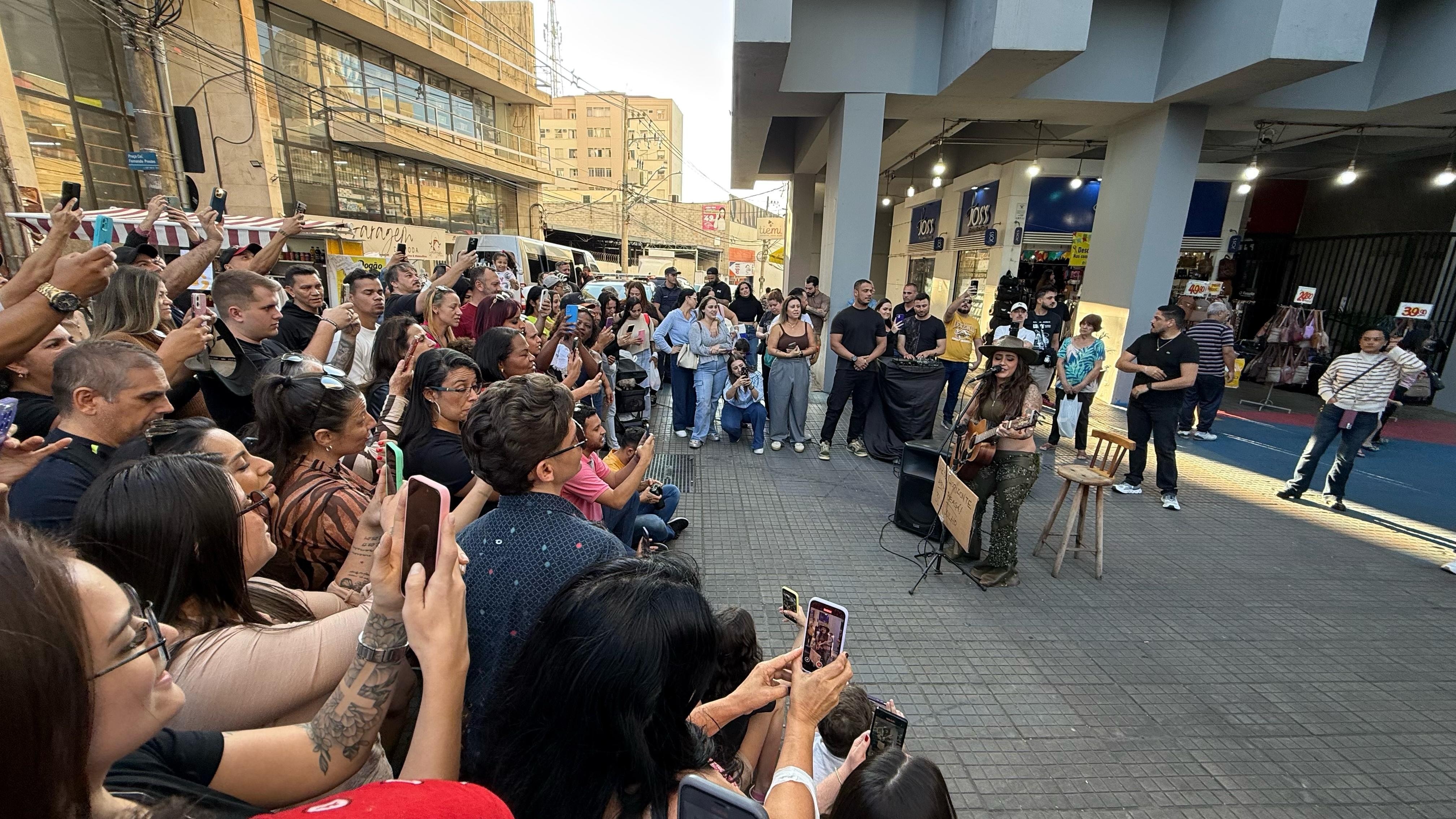 Disfarçada como artista de rua, Lauana Prado faz show surpresa em praça no interior de SP