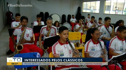 Alunos de escola de Palmas aprendem a tocar instrumentos musicais clássicos